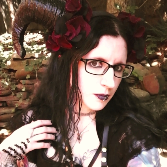 🦇 Meet your Posher, Laurie 🦇 - Picture 11 of 13